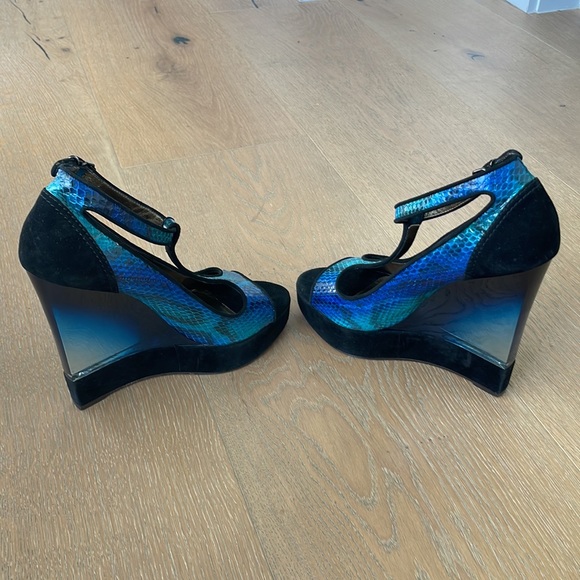 Blue and Teal Snakeskin Platform Wedges. - Picture 4 of 6